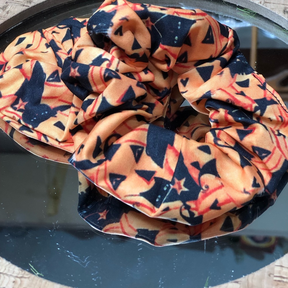 🐈‍⬛Halloween Themed Scrunchie-Listing is for 1 - Picture 3 of 3
